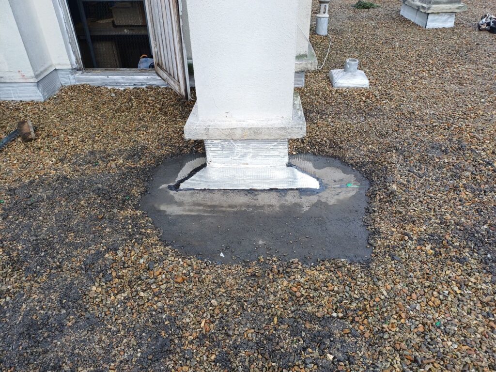 Garde-corps traversant le complexe étanche