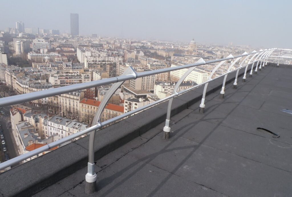 Garde-corps traversant l'étanchéité