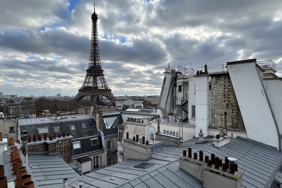 La tour Eiffel un matin triste