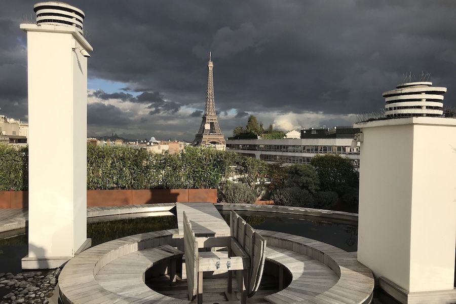La tour Eiffel dans un ciel noir