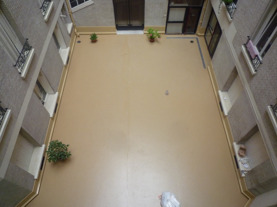 cour en asphalte beige