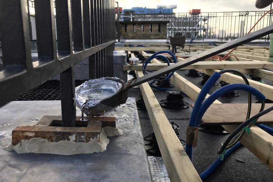 Coulage d'une embase en plomb
