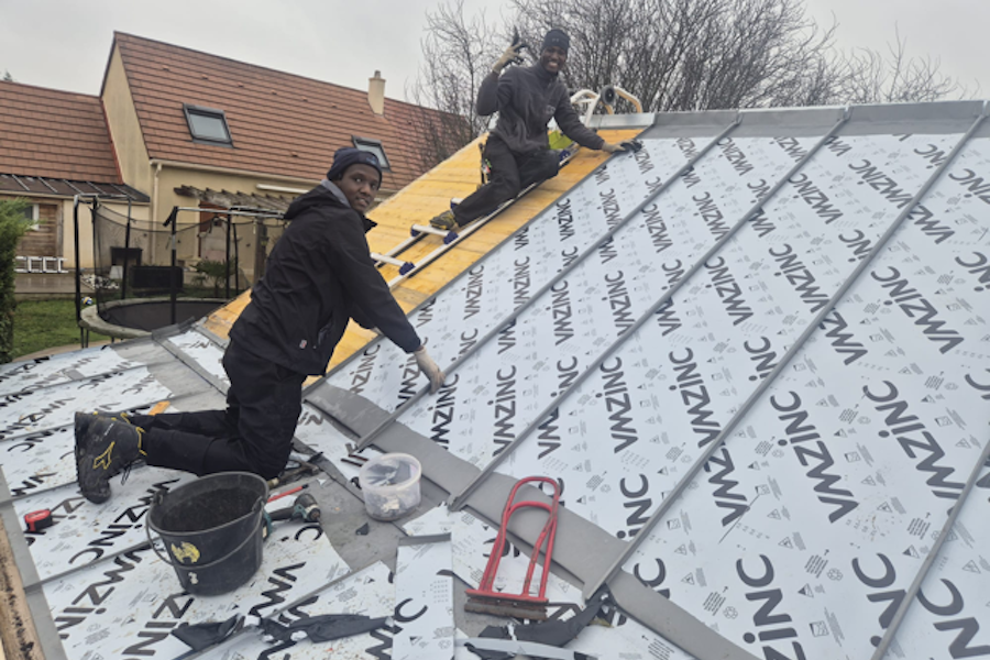 Couvreurs sur une couverture zinc à joints debouts