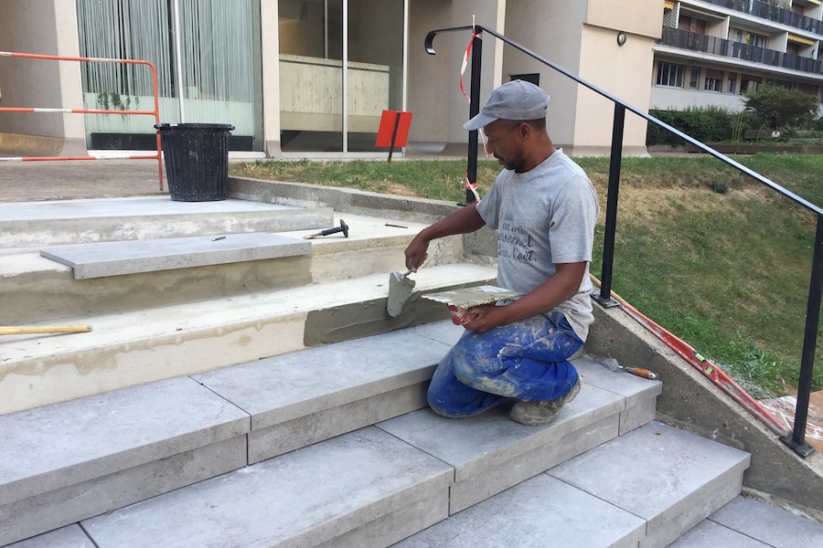 Carreleur réalisant un escalier