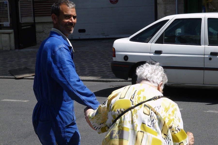chef de chantier aidant une vieille dame